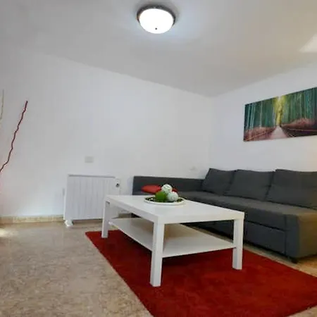 Hébergement de vacances Welcoming House With Mountain View In *